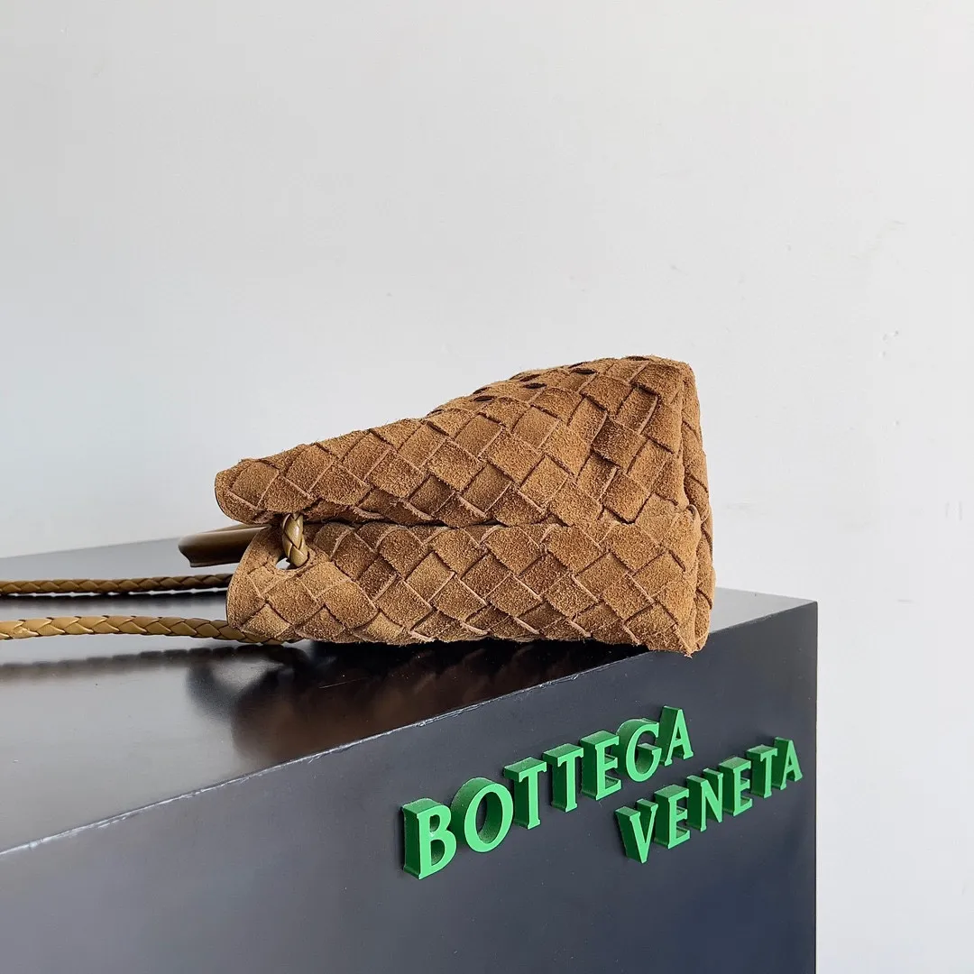The 2023 new Andiamo batch of 1960 BV has been shipped‼ ️Really popular🔥The new Andiamo woven handbag launched by Bottega Veneta this season is really popular all over the world! ! Celebrities at home and abroad have worn it, and Oscar-winning actress Michelle Yeoh has taken it out on the street. Song Jia, Trai Yara, Yu Feihong, Sanji Ayaka, Rosie Hunting-Whiteley, Yoshioka Riho, etc. have all picked up this bag. It is classic and versatile, showing off its temperament, and the bag capacity is also large, which is very convenient for daily commuting! ! A variety of carrying methods, the shoulder straps can be adjusted by yourself, the original lambskin feels soft and delicate, and the neutral style is made to break gender boundaries and bring a more practical and longer-lasting use experience. Andiamo, which has both elegant and casual styles, perfectly interprets the true appearance of "fashionable old money style". Style number: 743568 (suede) Size: 25*22*10.5cm